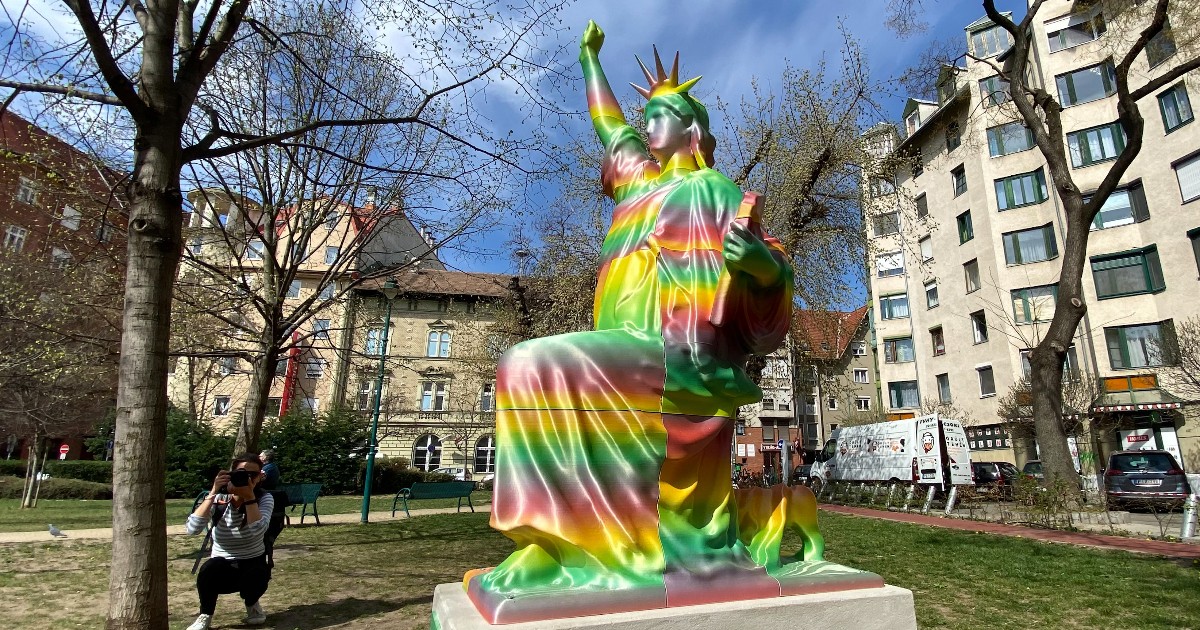 Ferencváros polgármestere tüntesse el a közterületről a szivárványszínű szobrot!