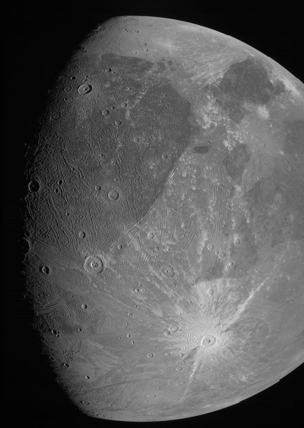 Ezer méterre a Jupiter egyik holdjától a Ganymedesről