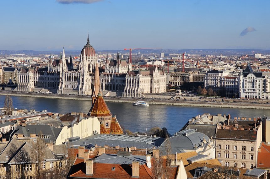 Budapest látképe az Országházzal – illusztráció a fővárosi közlekedési hírekhez