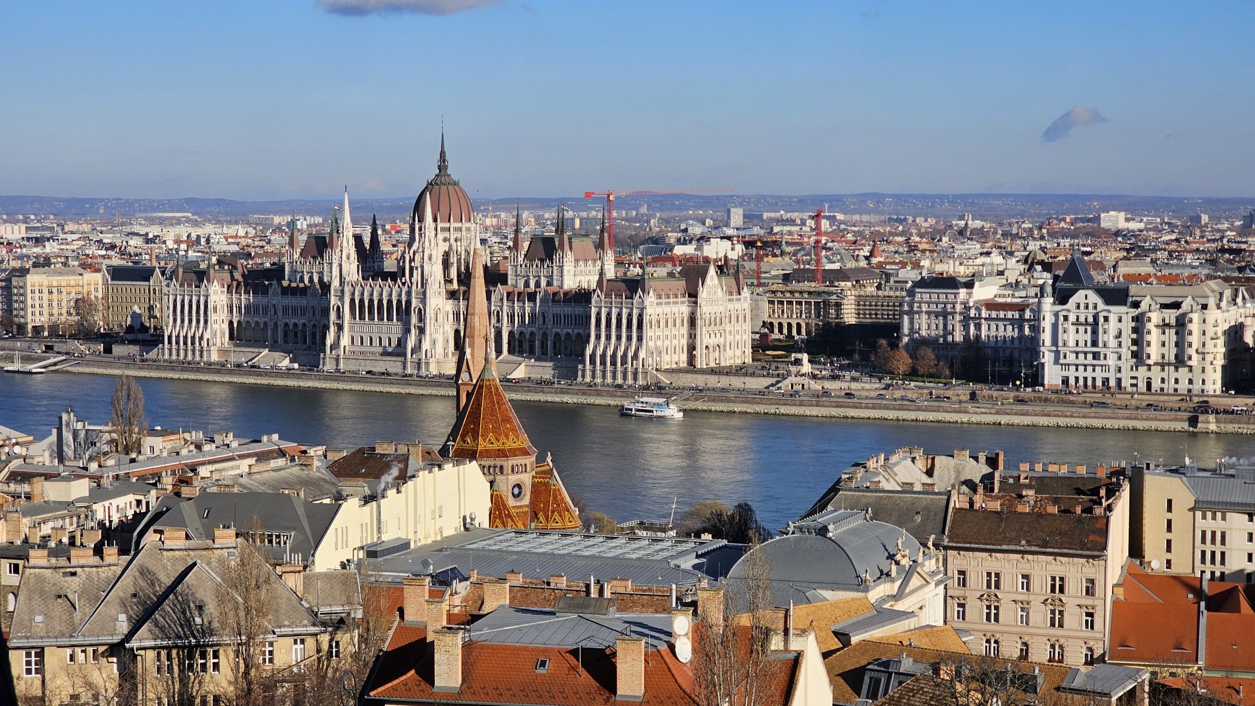 Budapest látképe az Országházzal – illusztráció a fővárosi közlekedési hírekhez