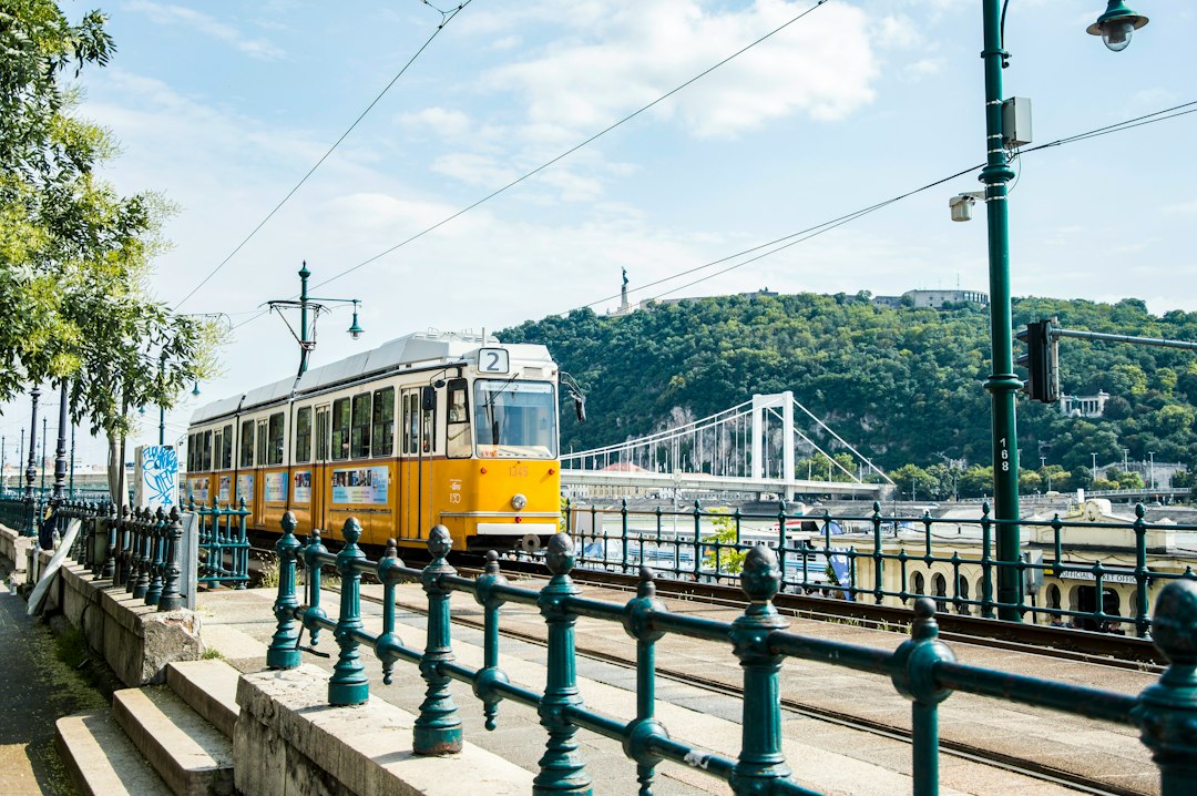 Sárga budapesti villamos – a BKK új digitális menetrendjeiről szóló hír illusztrációja