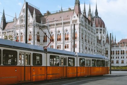 Sárga budapesti villamos, illusztráció a mindenszenteki BKK-közlekedéshez