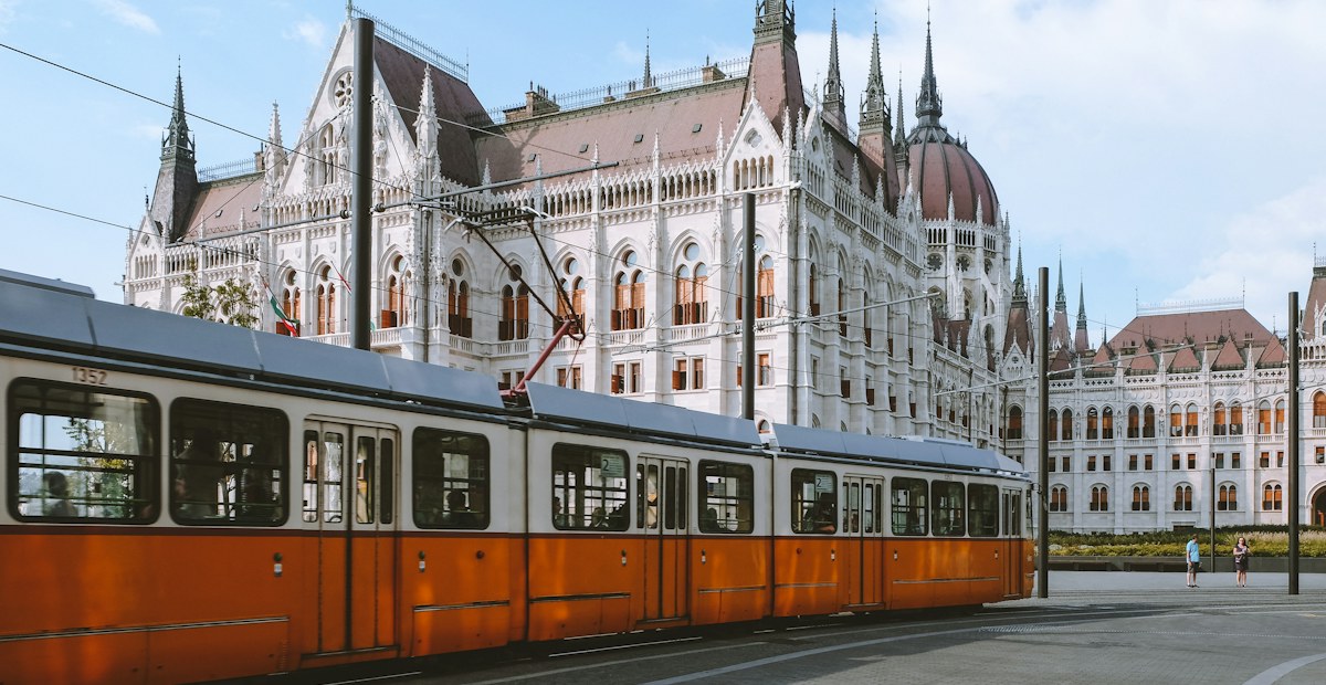 Sárga budapesti villamos, illusztráció a mindenszenteki BKK-közlekedéshez
