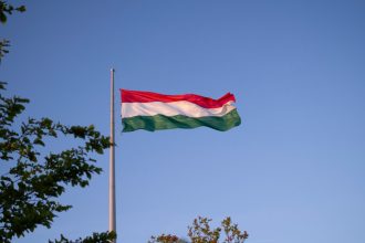 Magyar nemzeti zászló – illusztráció az 1956-os forradalom 70. évfordulójához