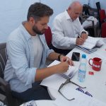 Rónai Egon jobbra, Gesztesi Máté mellett dedikál a 2024-es újlipótvárosi Pozsonyi Pikniken.