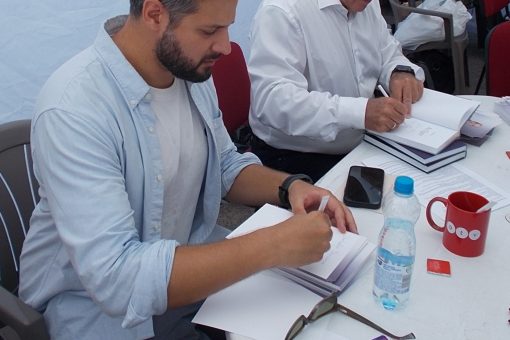 Rónai Egon jobbra, Gesztesi Máté mellett dedikál a 2024-es újlipótvárosi Pozsonyi Pikniken.